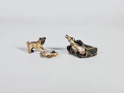 Chien au journal et deux oies dans un sac.