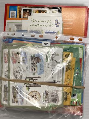 un paquet de timbres et d'enveloppes emballés dans du plastique