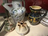 de nombreux vases différents exposés dans une vitrine