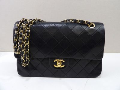chanel sac à rabat en agneau matelassé noir