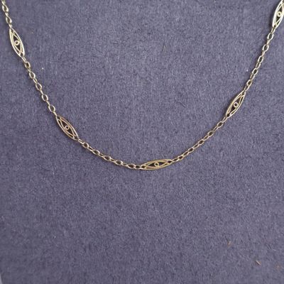 gros plan d'un collier sur un mannequin mannequin mannequin mannequin mannequin mannequin mannequin mannequin mannequin