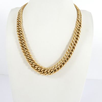 un collier à chaîne en or sur un mannequin mannequin mannequin mannequin mannequin mannequin mannequin mannequin mannequin mannequin