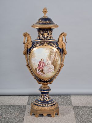 un vase orné d'une peinture, posé sur un socle