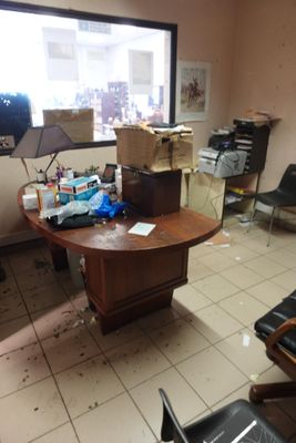 un bureau et des chaises dans une pièce dotée d'une grande fenêtre