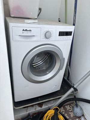 un lave-linge et un sèche-linge dans le coin d'une pièce