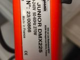 une personne tenant une perceuse électrique orange à la main