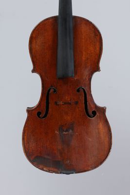 un vieux violon avec un archet noir sur fond blanc