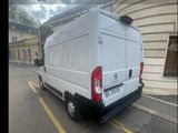 une camionnette blanche garée sur le côté de la rue