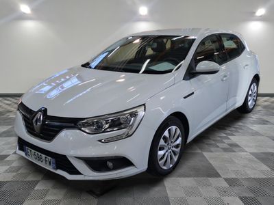 la voiture blanche est garée sur un carrelage à carreaux