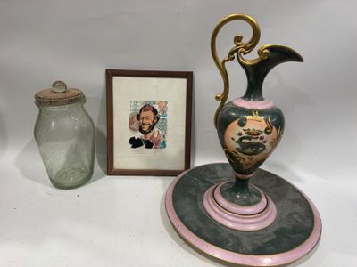 une photo d'un vase posé sur une table, à côté d'une photo d'un homme