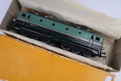 un train vert et noir dans une boîte posée sur une table