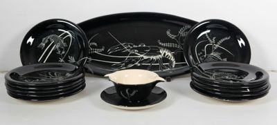 beaucoup d'assiettes, de tasses et de soucoupes noires et blanches