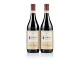 deux bouteilles de vin rouge sur fond blanc