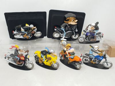 de nombreuses figurines représentant des personnes à moto, exposées dans une vitrine