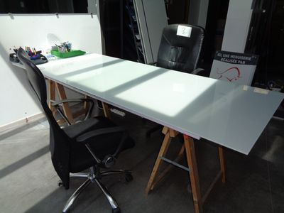 une table blanche avec une chaise noire devant