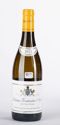 une bouteille de vin posée sur une table