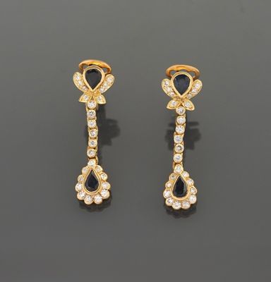 Paire de pendants d’oreilles articulés en or jaune 18k 750 m…
