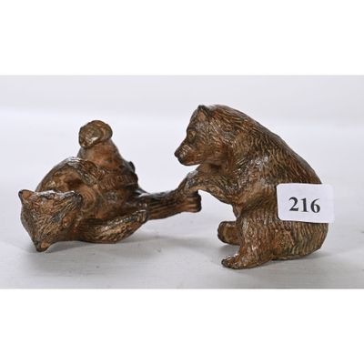 deux figurines d'ours assis l'un à côté de l'autre