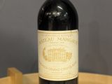 une bouteille de vin posée sur une table en bois