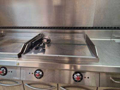 une cuisinière à trois feux dans une cuisine