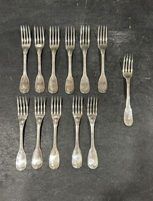 tout un tas de fourchettes posées sur une table