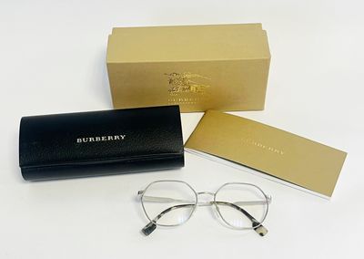 BURBERRY. Paire de lunette en vue.