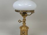 une lampe de table antique en laiton avec un abat-jour en verre blanc