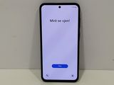 gros plan d'un téléphone portable posé sur une table