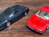deux petites voitures posées sur une table en bois
