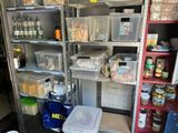 de nombreux conteneurs et bacs sur les étagères de la pièce