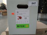 une boîte posée sur une boîte en carton