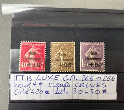 un carnet noir orné de tampons et d'un autocollant sur la couverture