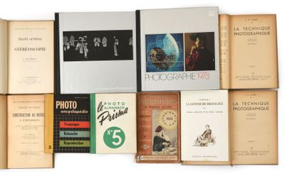 plusieurs livres sont empilés sur une surface blanche