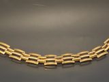 un collier en or exposé sur une table