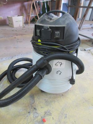un aspirateur posé sur le sol de la pièce
