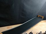 une table en bois sur laquelle se trouvent un tableau noir et une assiette de présentation