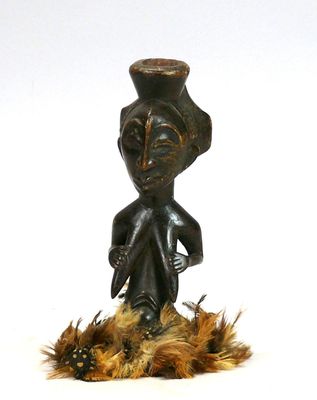 Bouchon de calebasse en bois léger à patine sombre figurant …