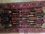 un tapis oriental à fond noir et aux motifs colorés
