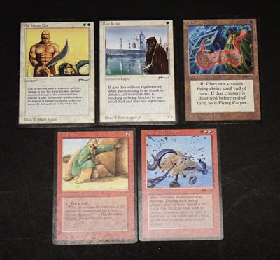 Plusieurs cartes sont posées sur une table devant un fond noir.