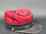 un chapeau rouge orné d'un ruban noir et un chapeau noir orné d'un ruban rouge