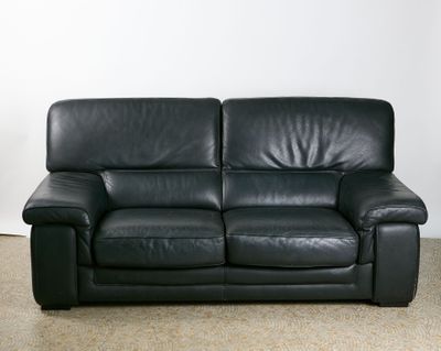 ROCHE BOBOIS Canapé deux places garni de cuir noir grainé Ma…