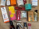 de nombreux types de produits de soins de la peau disposés sur une table