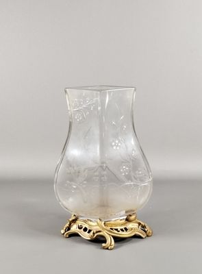 un vase en verre posé sur un support