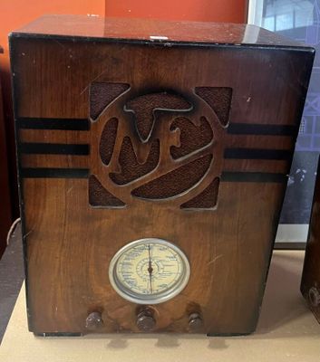 une vieille radio posée sur une table