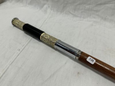un gros plan d'un stylo posé sur une feuille blanche