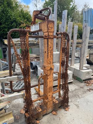 un portail en fer rouillé d'où pendent des chaînes