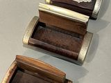 trois petites boîtes en bois posées sur une table