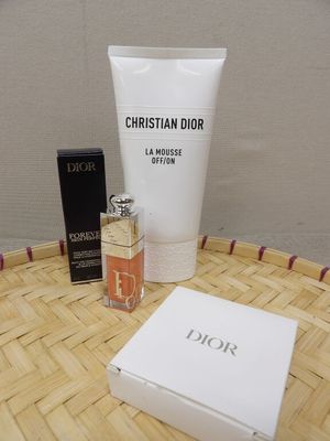 un flacon de Christian Dior et un coffret de parfum posés sur une table