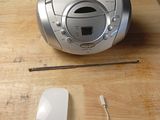 une radio et une souris posées sur une table en bois