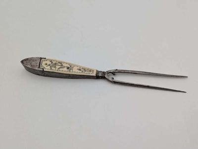 gros plan d'une paire de ciseaux sur une surface blanche